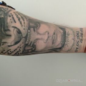 Tatuaż Freaky nedles tatu na przedramieniu motyw: zwierzęta styl: realistyczne