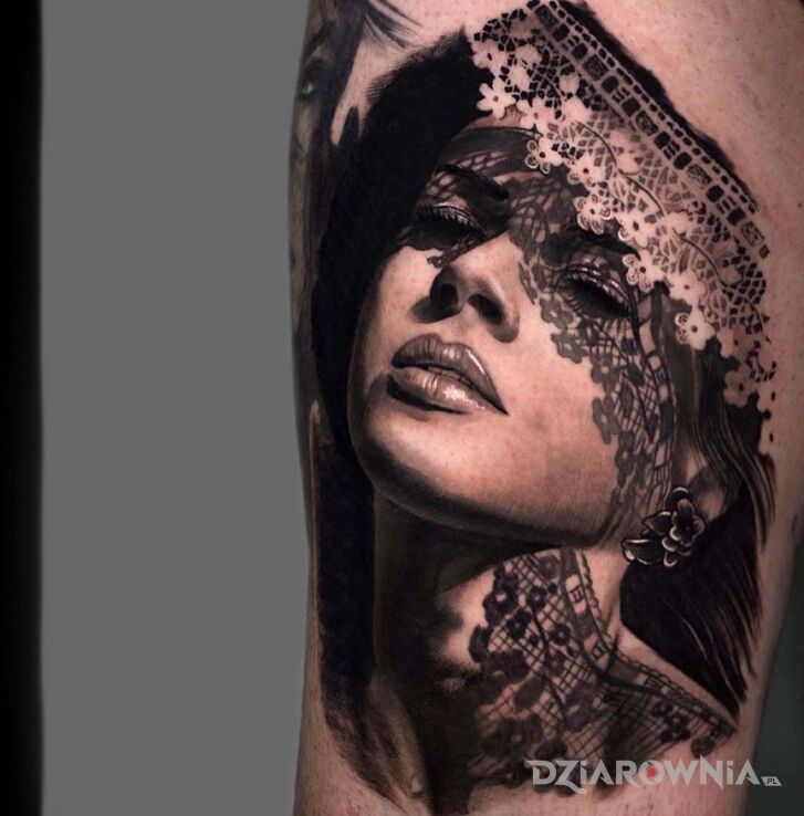 Tatuaż dziewczyna zza firany w motywie 3D i stylu realistyczne na ręce