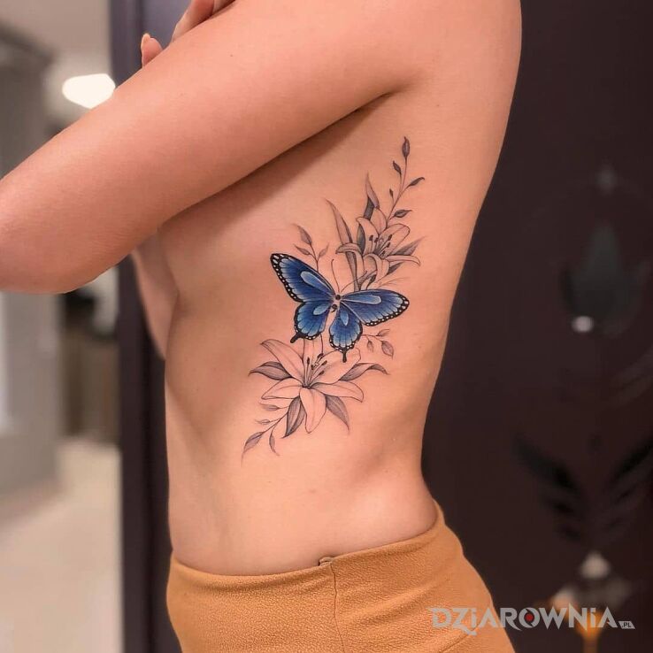 Tatuaż niebiesko na szarym w motywie kwiaty i stylu graficzne / ilustracyjne na żebrach