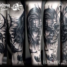 Tattoo Raven on the forearm motif: skulls