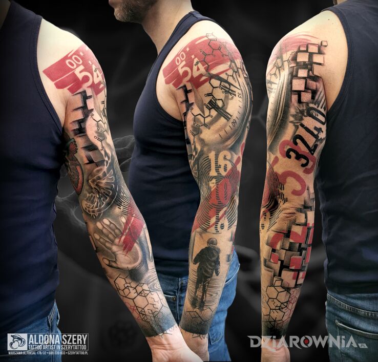 Tatuaż trash polka family w motywie czarno-szare i stylu realistyczne na bicepsie