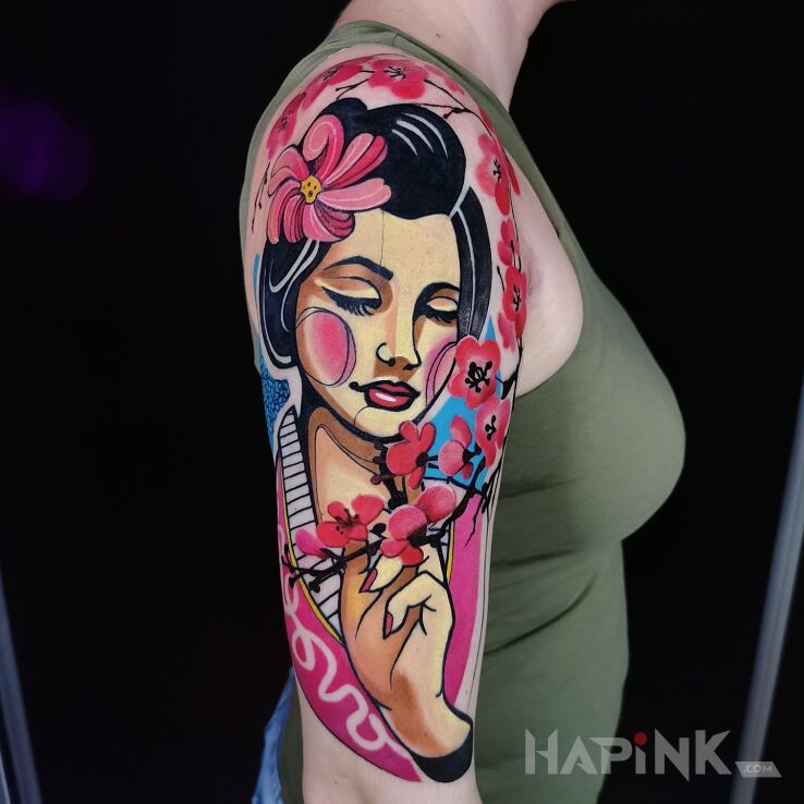 Tattoo Woman in flowers motif and newschool style on the upper arm