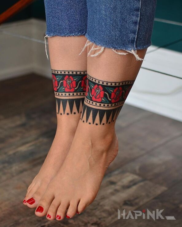Tattoo Czerwone róże w opaskach in flowers motif and oldschool style on the tibia