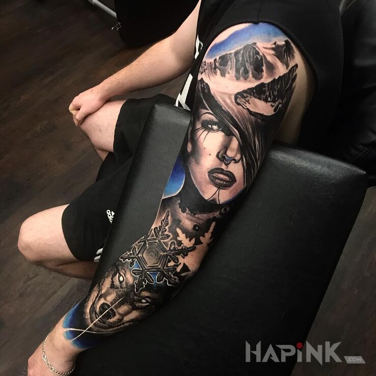 Tattoo Wilk z płatkiem śniegu in black and gray motif and realistic style on the upper arm