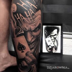 Tatuaż Joker haha na nodze motyw: postacie styl: realistyczne