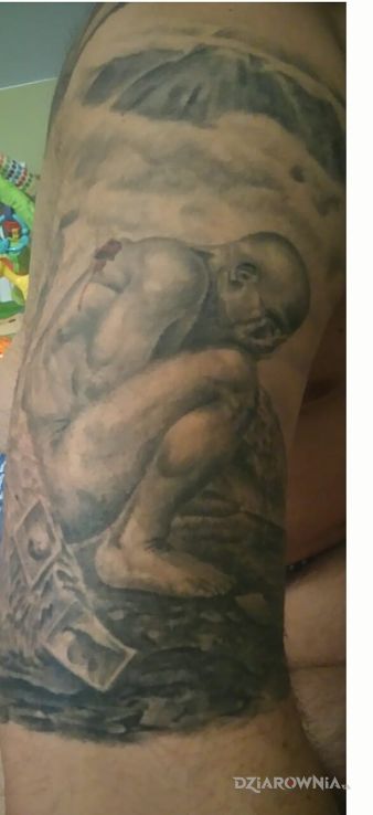 Tatuaż upadły anioł w stylu realistyczne na ramieniu