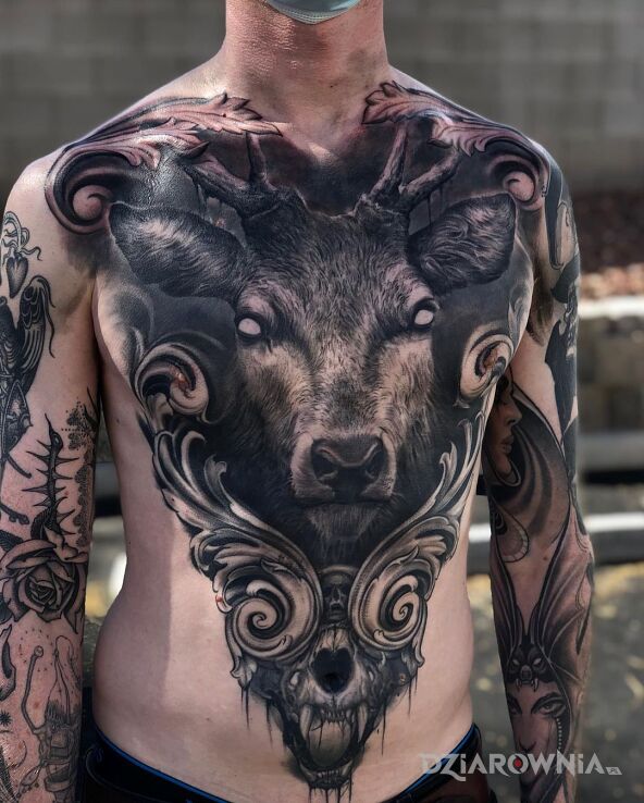 Tatuaż jelon w motywie czarno-szare i stylu realistyczne na klatce