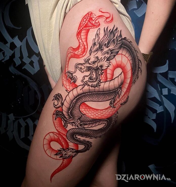Tatuaż walka smoka z wężem w motywie kolorowe i stylu graficzne / ilustracyjne na nodze