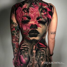 Tatuaż Dłonie przy świecy na pośladkach motyw: przedmioty styl: surrealistyczne
