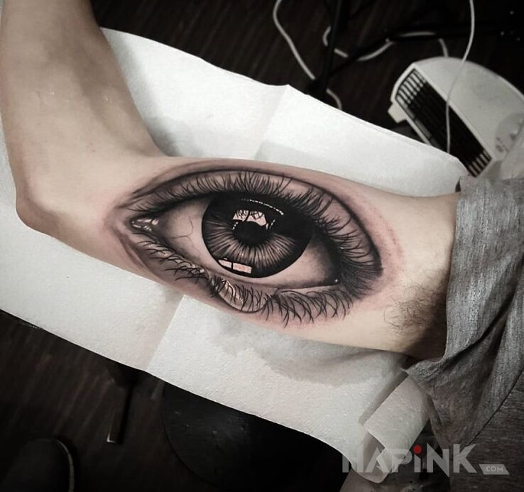 Tattoo Realistyczne oko in 3D motif and realistic style on the upper arm
