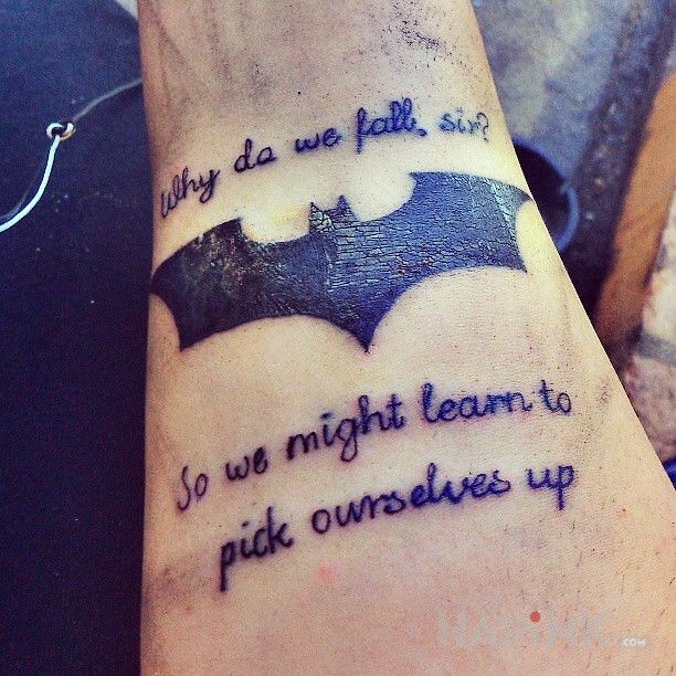 Tattoo Tekst z batmana in lettering motif and calligraphy style On the arm
