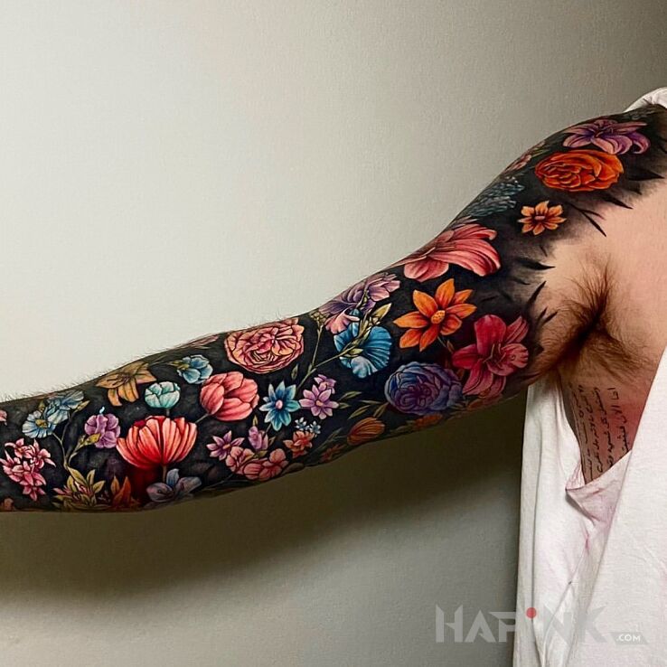 Tattoo Ręka w kwiaty i to męska! in colorful motif and realistic style on the forearm