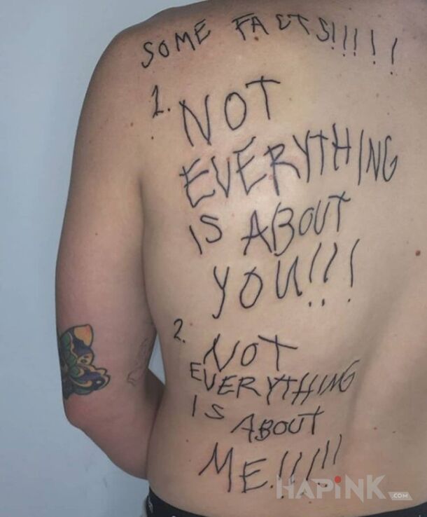 Tattoo Niezbite fakty in lettering motif and ignorant style on the shoulder blades