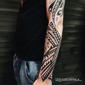 Tatuaż Polinezja na ręce motyw: czarno-szare styl: polinezyjskie