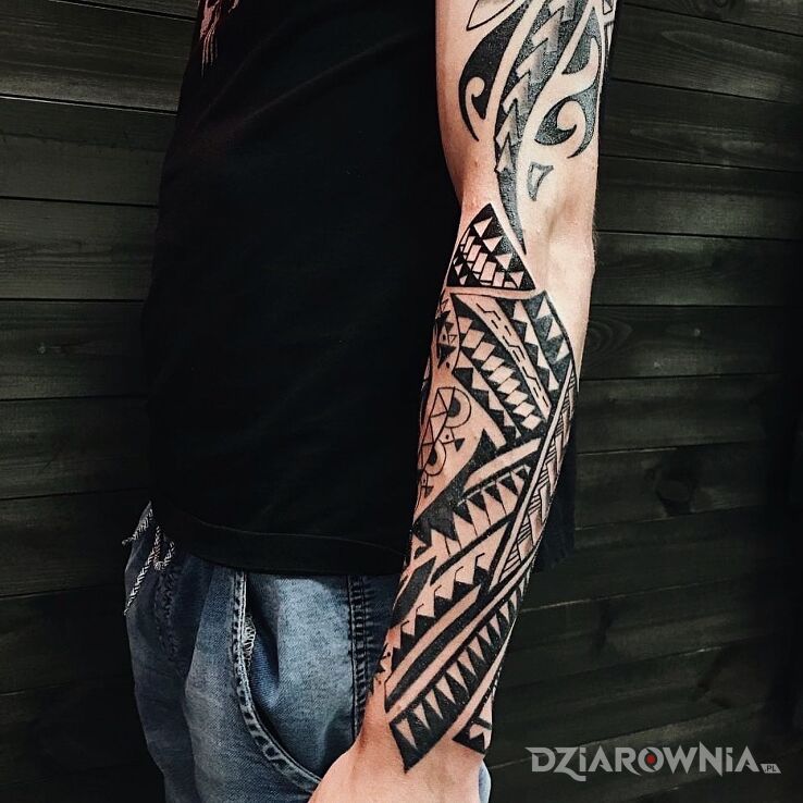 Tatuaż polinezja w motywie ornamenty i stylu polinezyjskie na przedramieniu