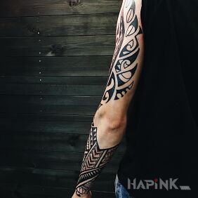 Tattoo Polynesia on the upper arm motif: black and gray style: Polynesian