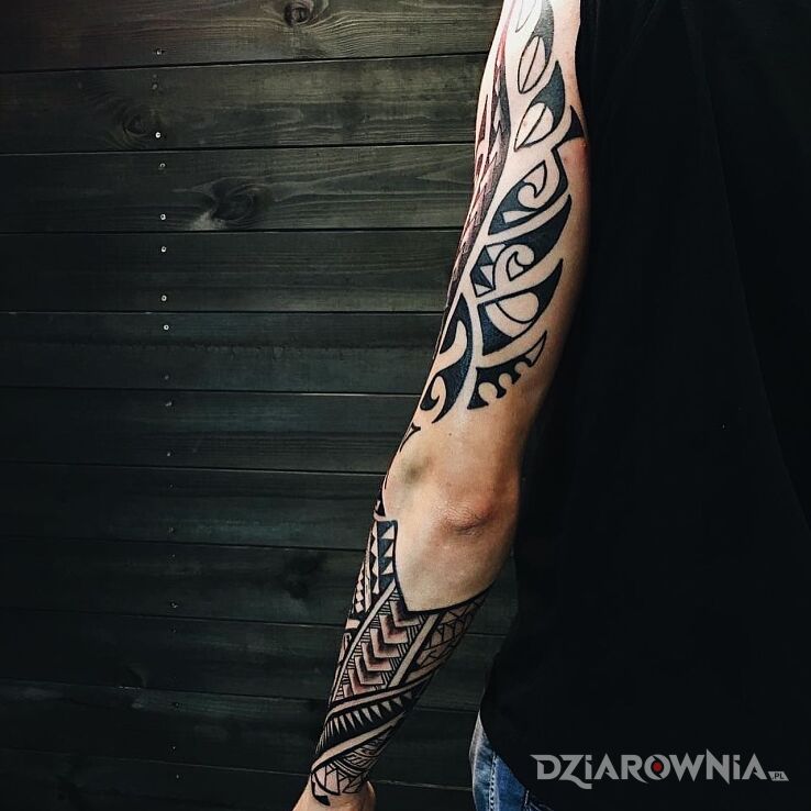 Tatuaż polinezja w motywie ornamenty i stylu polinezyjskie na ramieniu
