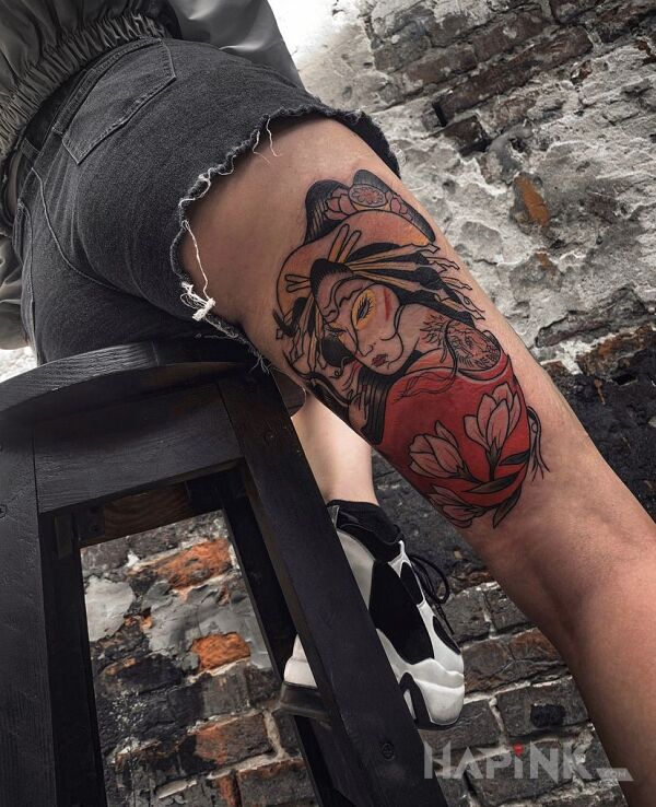 Tattoo Gejsza in faces motif and japanese / irezumi style on the thigh