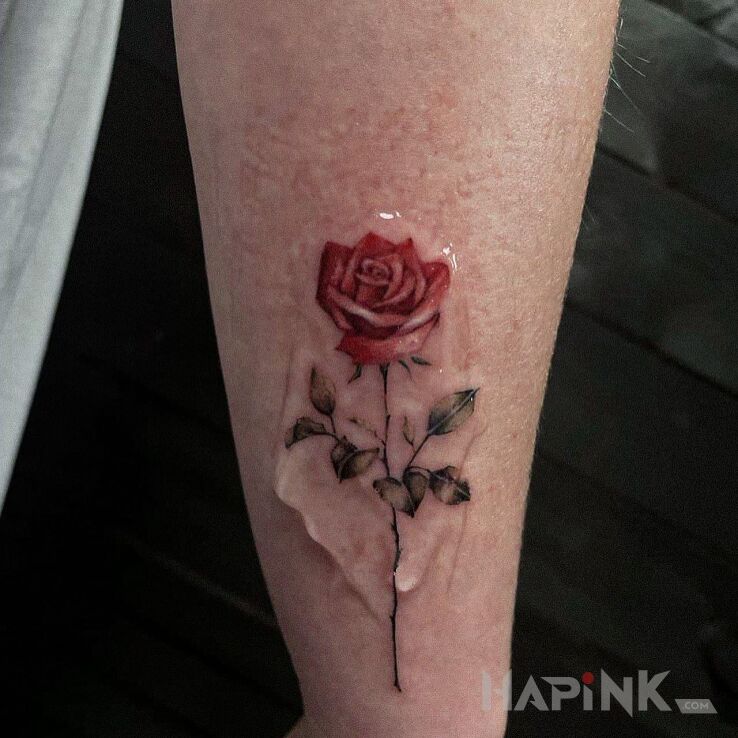 Tattoo Róza in flowers motif and realistic style On the arm