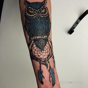 Tatuaż Sowa na ręce motyw: zwierzęta styl: kaligrafia