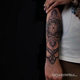 Tatuaż Mandala na przedramieniu motyw: ornamenty styl: kontury / linework