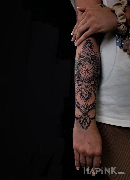 Tattoo Mandala in mandalas motif and contour / linework style on the forearm