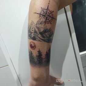 Tatuaż Las , góry , róża wiatrów na ręce motyw: pozostałe styl: graficzne / ilustracyjne
