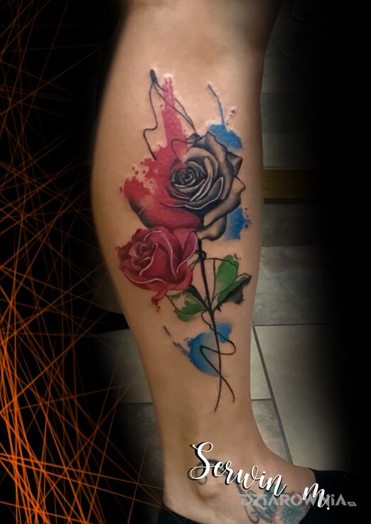 Tatuaż róże w motywie czarno-szare i stylu realistyczne na łydce