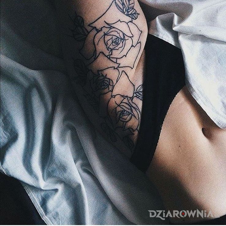 Tatuaż różekontury w motywie kwiaty na nodze