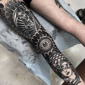 Tatuaż Czarno i po staremu na łydce motyw: czaszki styl: blackwork / blackout