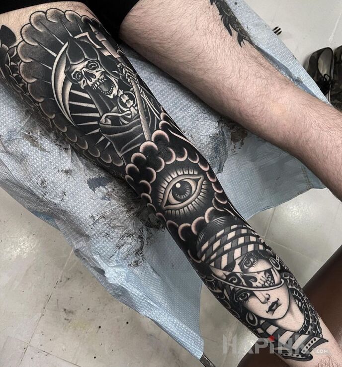 Tattoo Czarno i po staremu in legsleeves motif and oldschool style on the calf