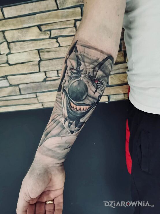 Tatuaż początek rękawa w motywie mroczne i stylu realistyczne na przedramieniu