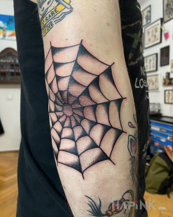 Tattoo Pajęczyna in black and gray motif and oldschool style on the elbow