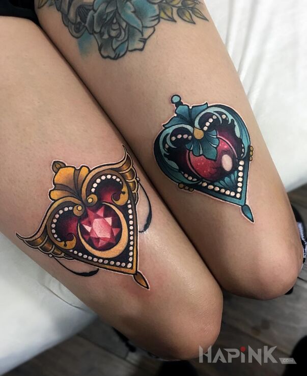 Tattoo Serca na kolanach in other motif on the leg