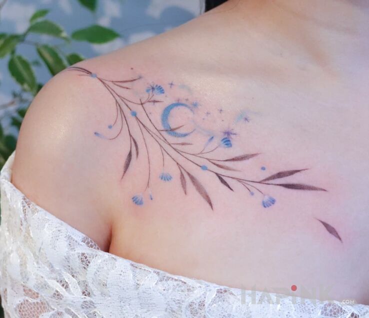 Tattoo Coś mega delikatnego in floral motif and graphic / illustrative style on the collarbone
