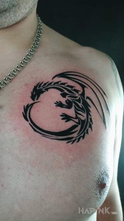 Tattoo Smok Celtycki in dragons motif and tribal style on the chest