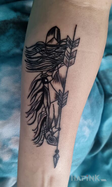 Tattoo Strzałka z głową konia in animals motif and graphic / illustrative style on the forearm