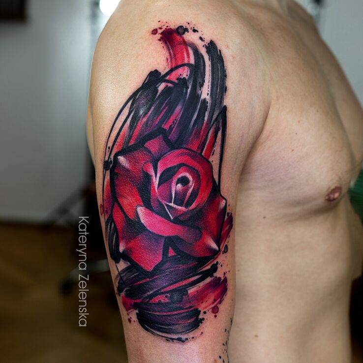 Tatuaż róża w motywie kolorowe i stylu watercolor na ramieniu