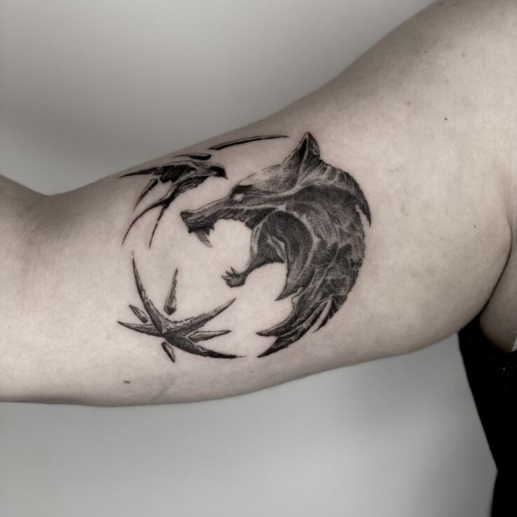 Tatuaż wiedźmin  the witcher w motywie zwierzęta i stylu kontury / linework na ramieniu