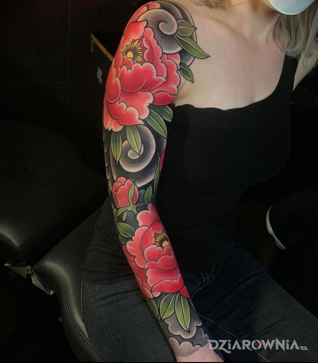 Tatuaż czerwone piwonie w motywie rękawy i stylu japońskie / irezumi na przedramieniu