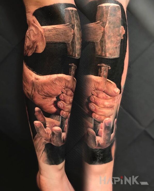 Tattoo Wbicie gwoździa in 3D motif and realistic style On the arm