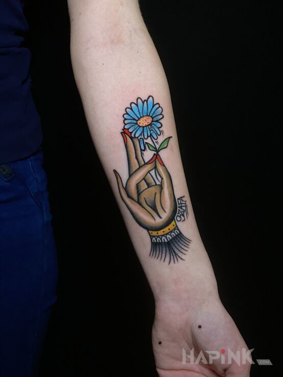 Tattoo Old school in flowers motif and oldschool style on the forearm