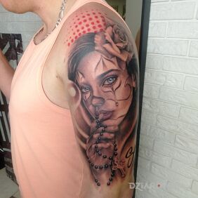 Tatuaż Santa Muerte na ramieniu motyw: kwiaty styl: realistyczne