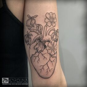 Tattoo Heart with flowers on the upper arm motif: flowers style: graphic / illustrative