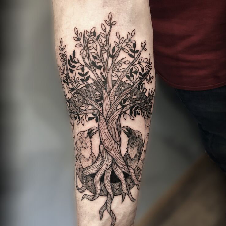 Tatuaż yggdrasil - drzewo odyna w motywie florystyczne i stylu celtyckie / nordyckie na ręce