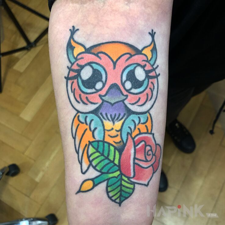 Tattoo Sowa / Róża in colorful motif and oldschool style on the forearm