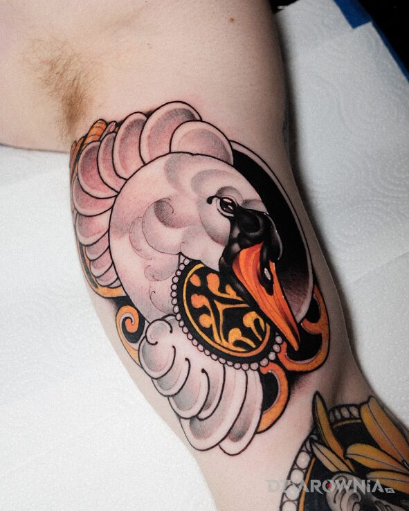 Tatuaż łabędź w motywie kolorowe i stylu neotradycyjne na ramieniu
