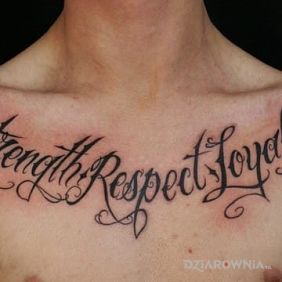 Tatuaż 3 ważne wartości na klatce motyw: napisy