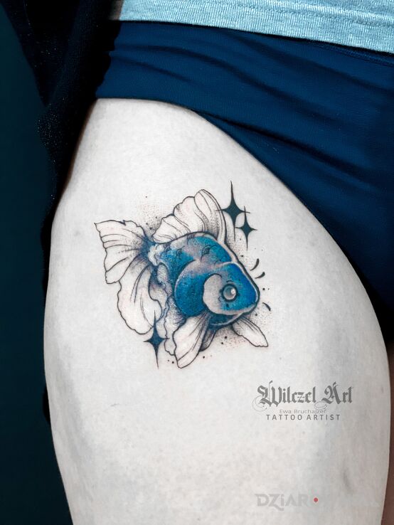 Tatuaż rybka  welonka w motywie kolorowe i stylu kontury / linework na nodze