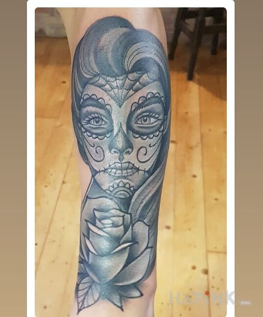 Tattoo Dziewczyna z makijażem muerte in flowers motif and graphic / illustrative style On the arm